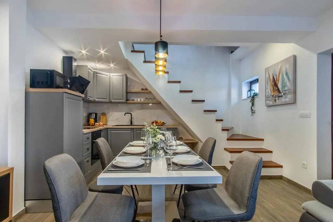 Su Casa - At Kastela Oldtown Apartment