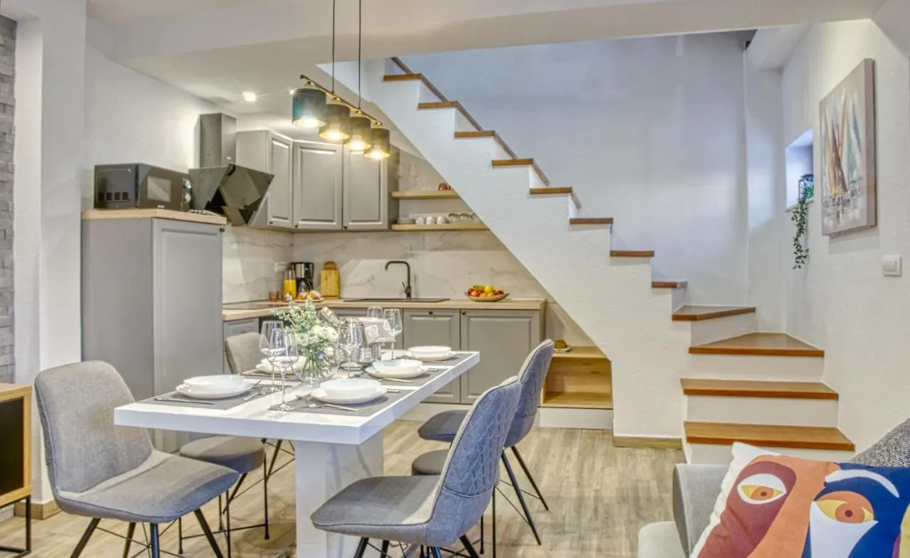 Su Casa - At Kastela Oldtown Apartment