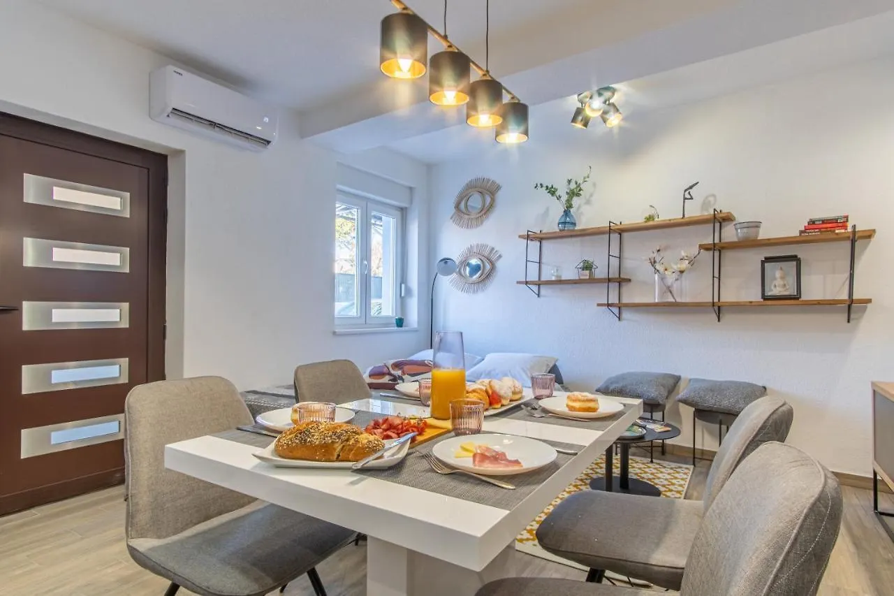 Su Casa - At Kastela Oldtown Apartment