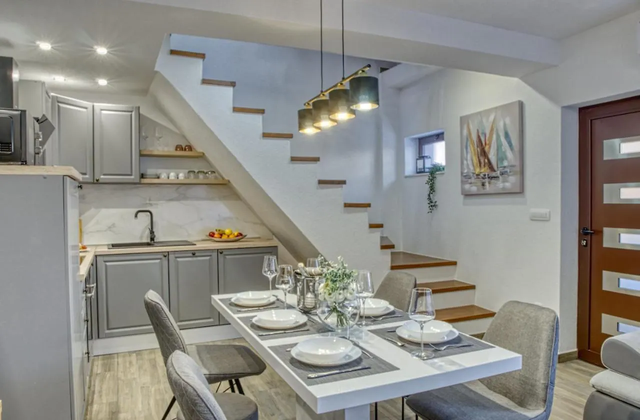 Su Casa - At Kastela Oldtown Apartment